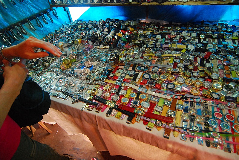 Laura i Astronom_super-14.JPG - Miasto po stronie paragwajskiej to jeden wielki targ, gdzie sprzedaje się mydło i powidło. A najczęściej wyroby znanych marek takich jak Omega, Sony, Adidas, Chanel. W niewiarygodnie niskich cenach, rzecz jasna. (Zdjęcie: Laura i Astronom)